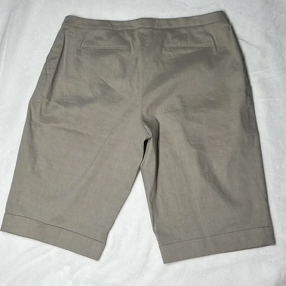 Elie Tahari woman’s linen Bermuda Short. Size 8. NWOT - Picture 3 of 12